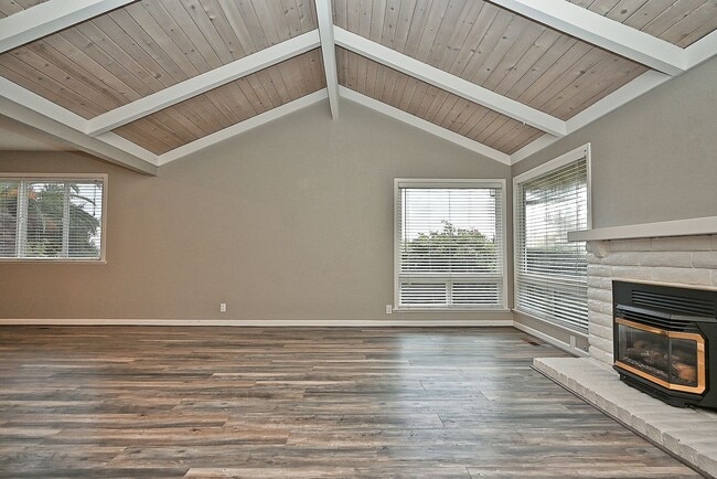 Building Photo - $3,950 -- STUNNING 4B/2BTH HOME IN BRIAR H...