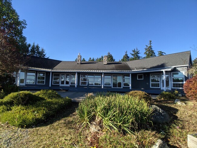 Building Photo - 3 bed 3 bath on 4.8 acres w/ beautiful wat...