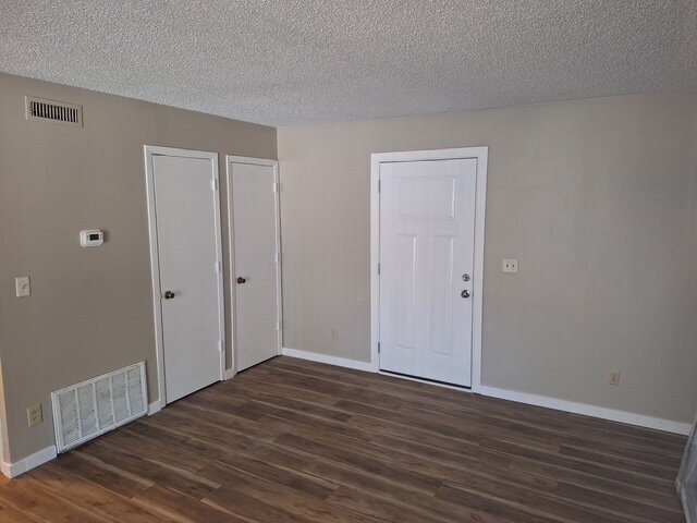 Building Photo - "Charming 2-Bed Apartment with Full Bath in Wichita's Heart!"  Hurry! Limited-Time Special: NO AP...