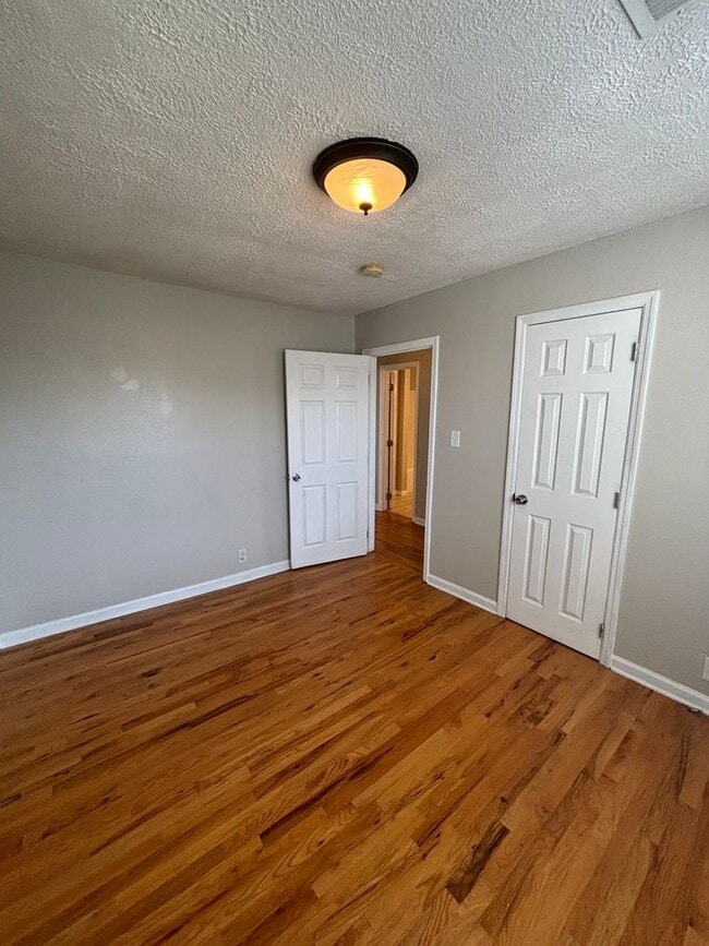 Building Photo - Alcoa School cottage!