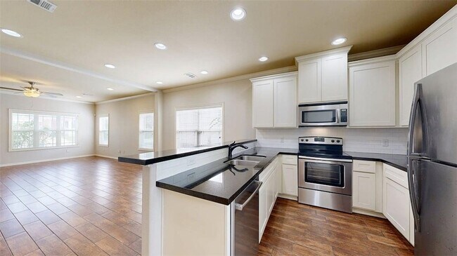 Building Photo - 106 Richards St