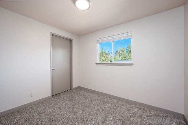 Building Photo - Affordable, Attractive 2-bed in a small Complex