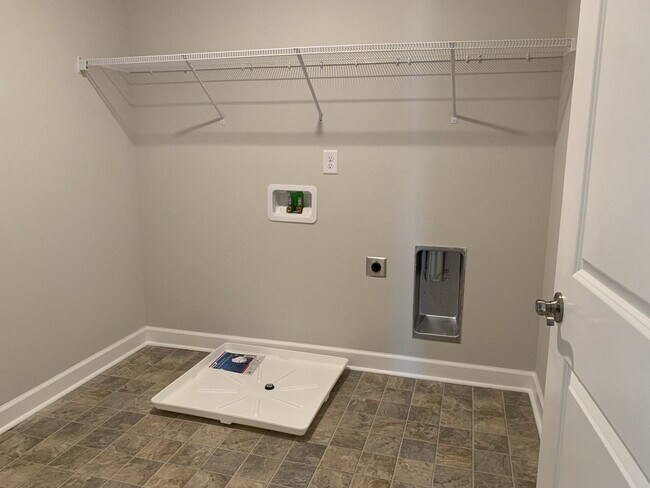 Building Photo - 4 Bed, 3 Bath Home w/ 2 Car Garage and Fen...
