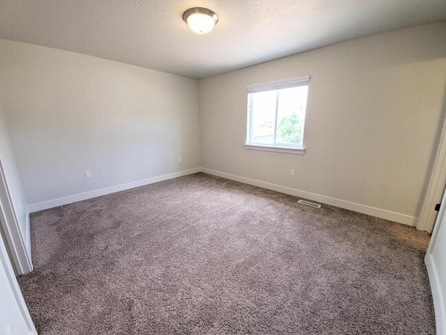 Building Photo - 1048 W 600 S