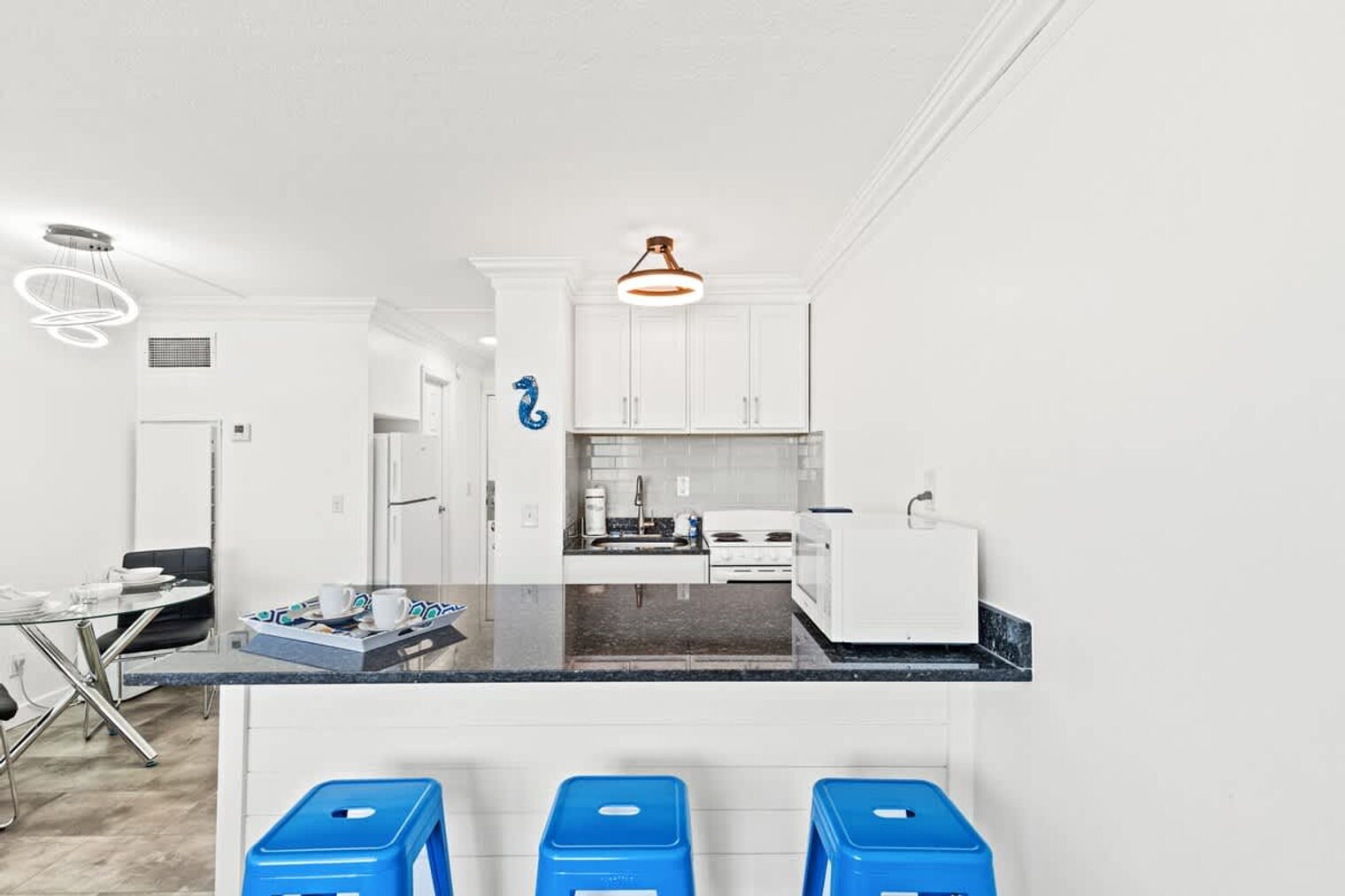 Building Photo - 8817 S Thomas Dr