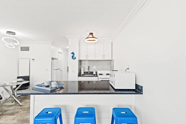 Building Photo - 8817 S Thomas Dr