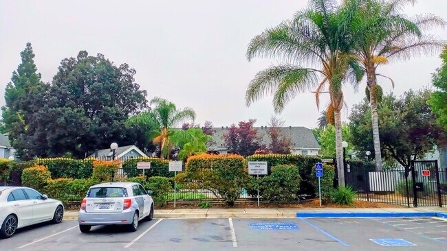 Building Photo - Great Second Floor 2bd Condo With Pool in Gated Complex