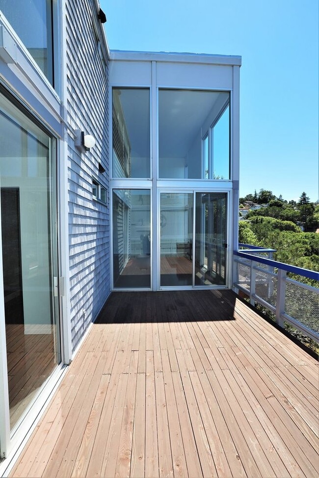 Building Photo - Stunning Mid-Century Modern 3 Bed/ 2 Bath ...