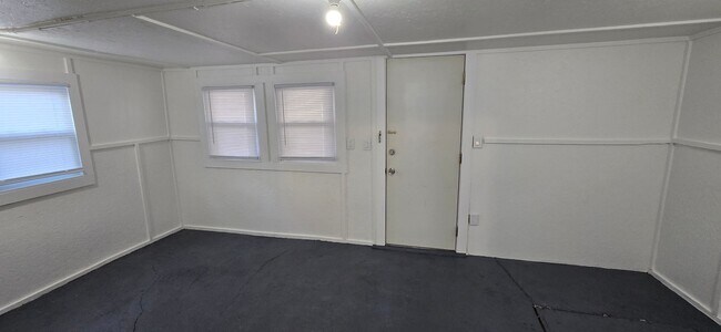 Building Photo - Remodeled 2 bedroom with Garage & small fe...