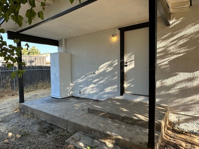 Building Photo - 132 W Deltha Ave