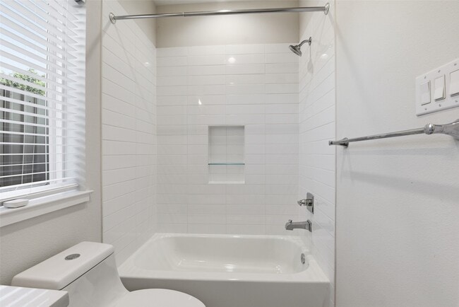 Building Photo - 2204 Lou Ellen Ln