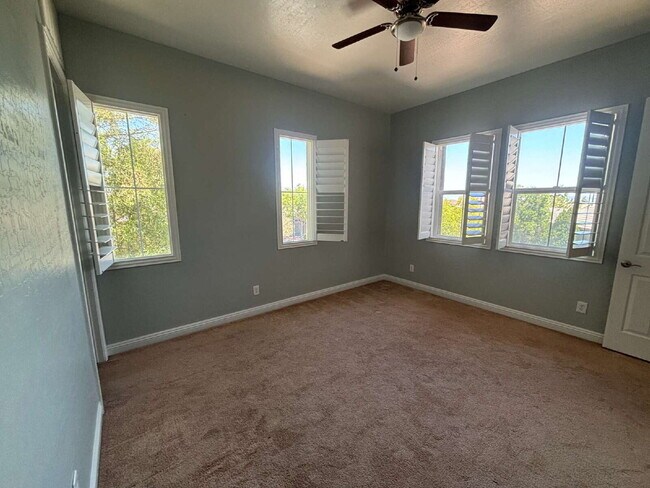 Building Photo - 5-Bed Retreat with Granite Elegance & Cozy Fireplace – 3690 Sq Ft of Comfort in Las Vegas with a ...