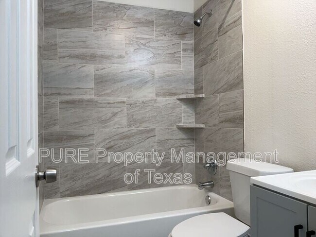 Building Photo - 417-418 Parkhill Cv