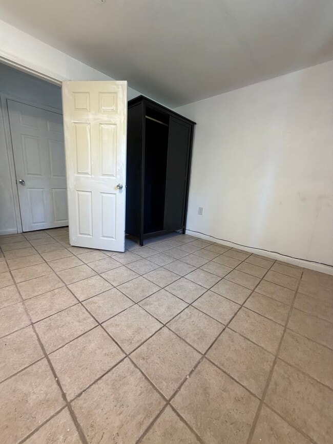 Building Photo - 4 bed | 2 bath Home for Rent