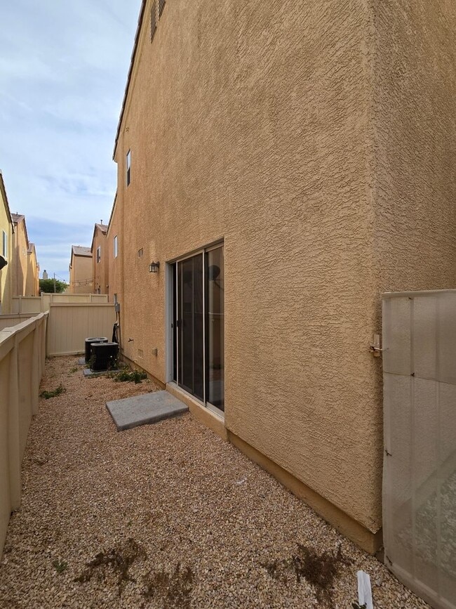 Building Photo - A Stunning 3 Bedroom Home in Henderson