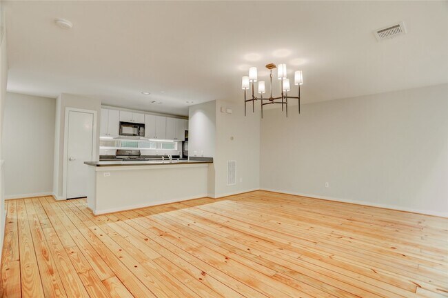 Building Photo - 910 Ruthven St
