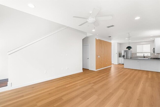 Building Photo - 705 N Bluff Dr