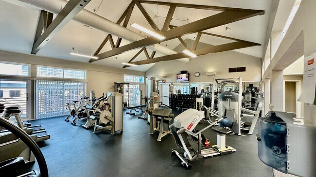 Building Photo - Luxury & Bright Top-floor in one of the sa...