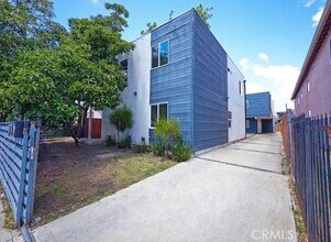 Building Photo - 645 W 97th St