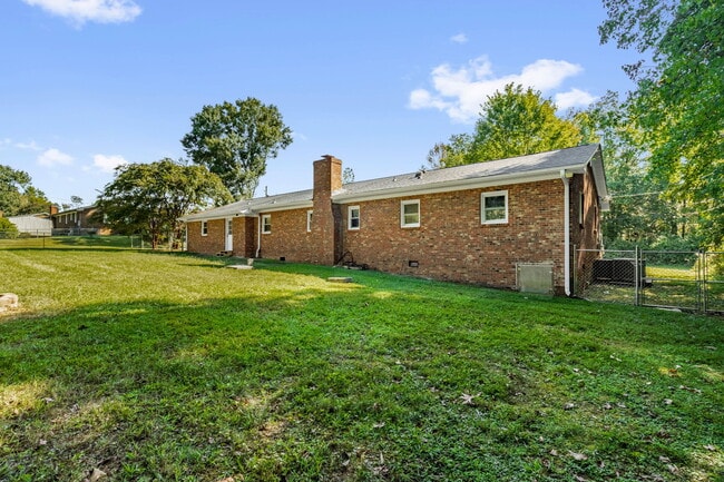 Building Photo - 200 Cedarwood Trail