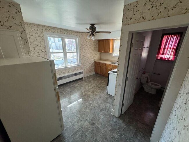 Building Photo - 212 W Pine Ave