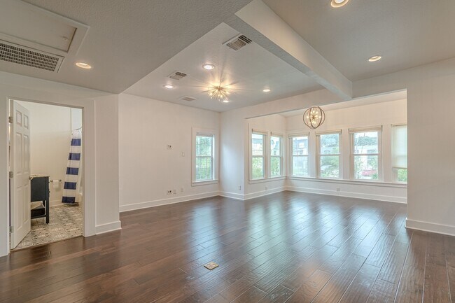 Building Photo - 311 W Mistletoe Ave
