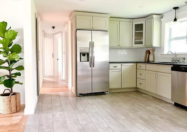 Building Photo - 35 Grandview Dr