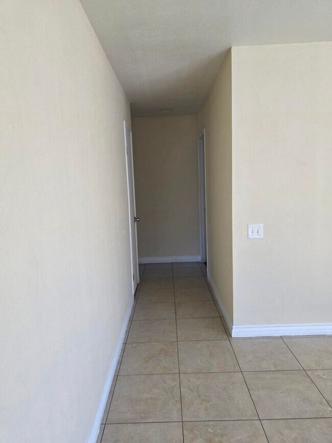 Building Photo - Close to Cal State