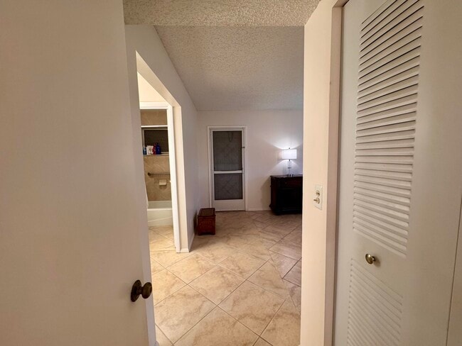 Building Photo - 1252 Club Dr W