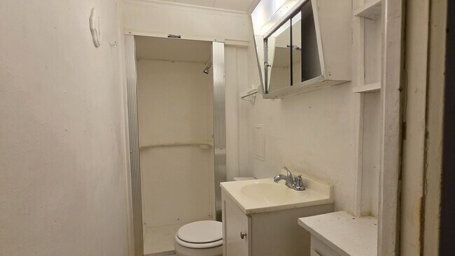 Building Photo - "Cozy & Convenient 2-Bedroom Duplex In Neenah – 800 Sq Ft of Comfortable Living!"