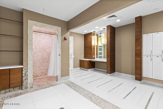 Building Photo - 241 Riverside Dr