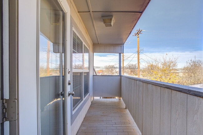 Building Photo - Two Story, 2 Bed / 1.5 Bath Duplex with Mo...