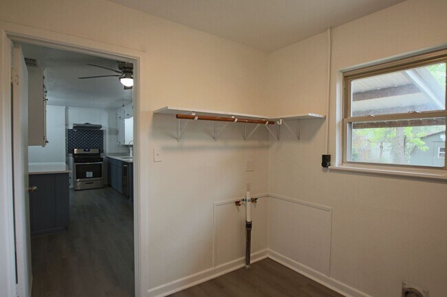 Building Photo - Adorable 3 Bed 2 Bath in Tyler with TWO Li...