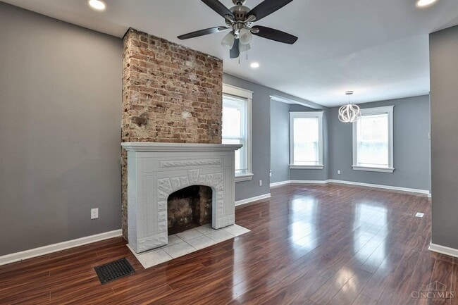 Building Photo - Beautifully refinished 3 bed 2 bath home in Evanston
