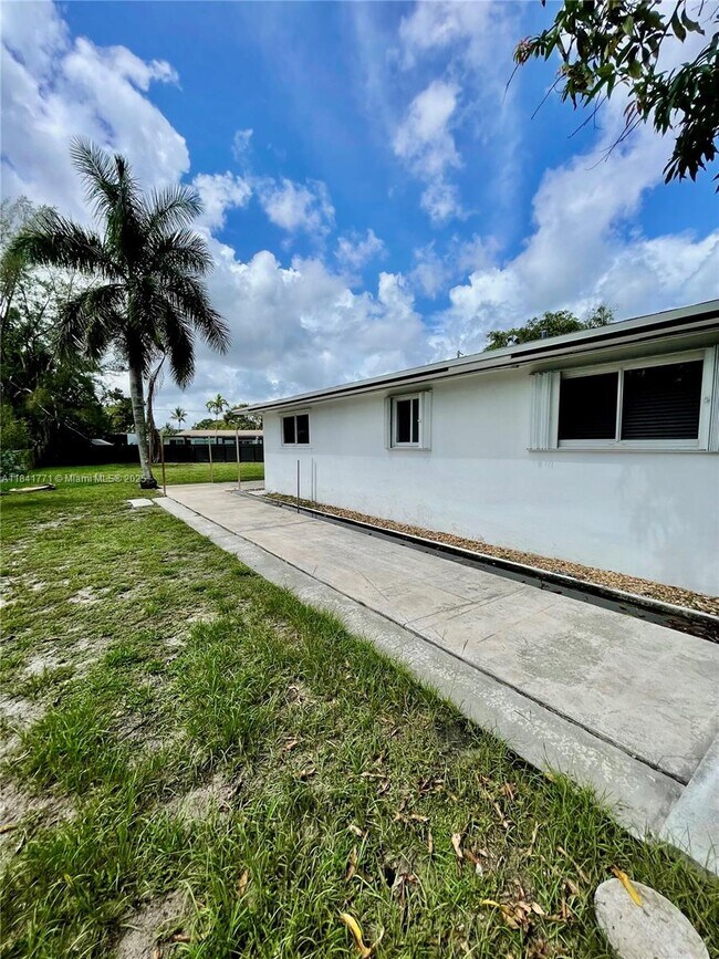 Building Photo - 4430 W Broward Blvd