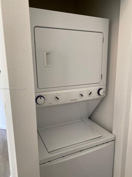 Building Photo - 4871 Via Palm Lakes Via