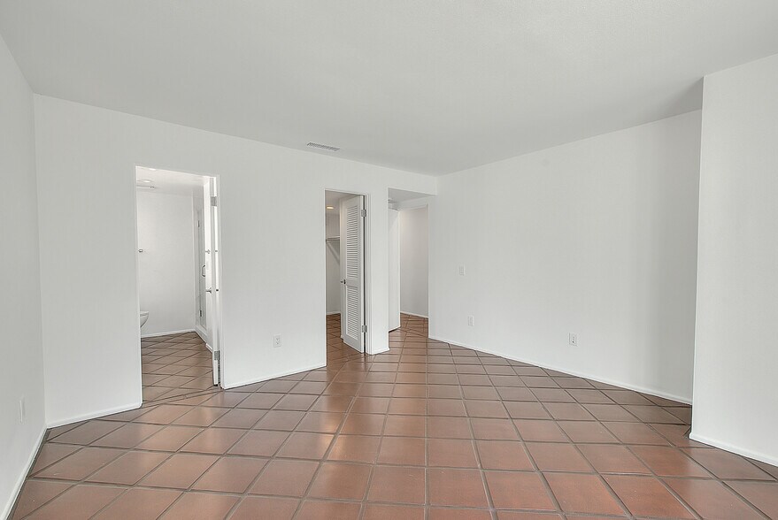 Building Photo - 310 Bayview Dr