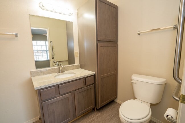 Building Photo - Cozy 2 bedroom 2 bathroom Townhome - Avail...