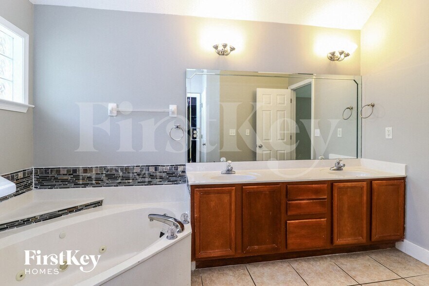 Building Photo - 1615 Farkleberry Dr