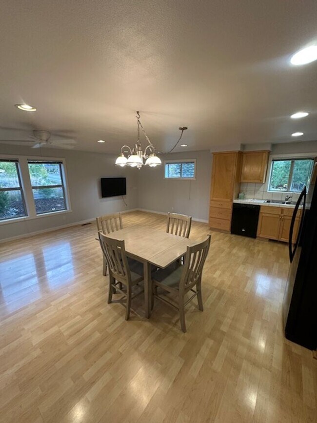 Building Photo - Large and bright 1 Bedroom in Glenshire