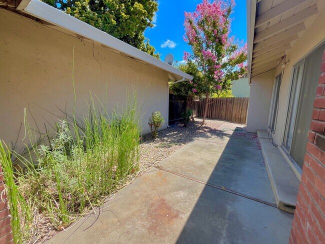 Building Photo - 6500 Harmon Dr