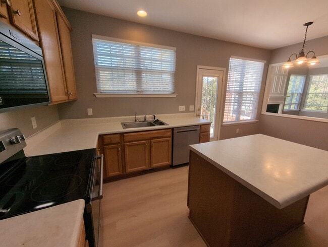 Building Photo - AVAILABLE NOW! 3- or 4-bed/3.5-bath in Bre...