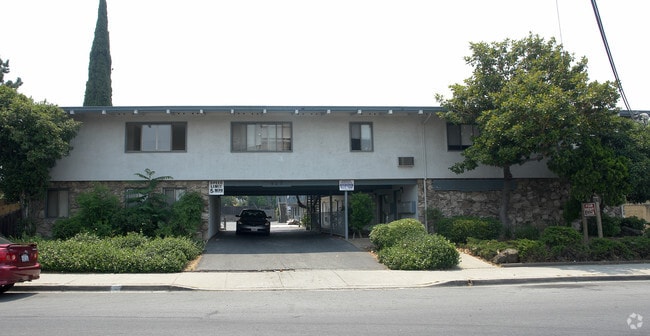Building Photo - 927 Fitzuren Rd