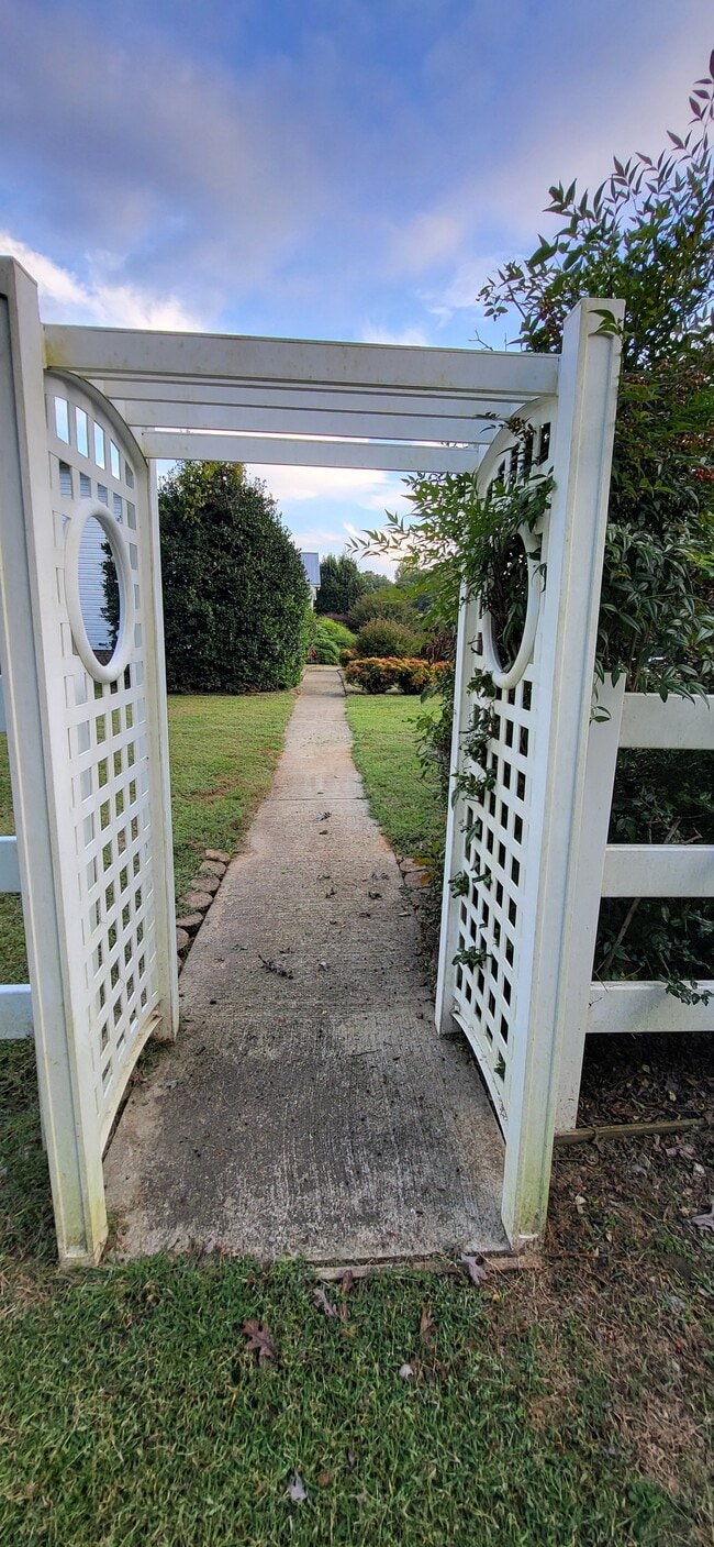 Building Photo - 338 Hicks Farm Rd