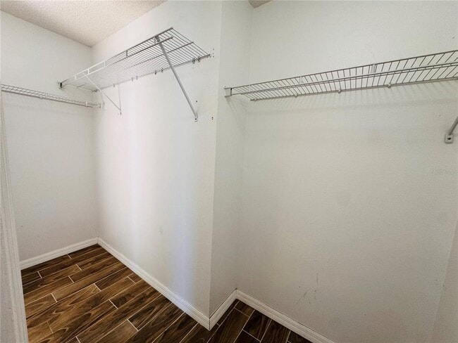 Building Photo - 2050 Corner Glen Dr