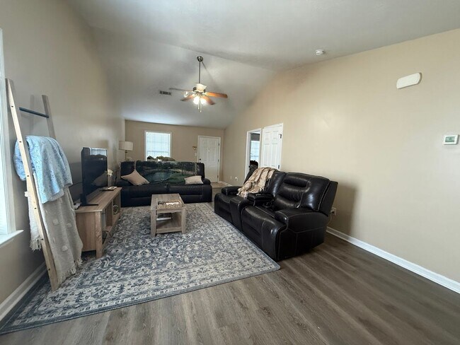 Building Photo - End-unit 2 Bed / 2 Bath Townhome with LVP Floors & washer/dryer included