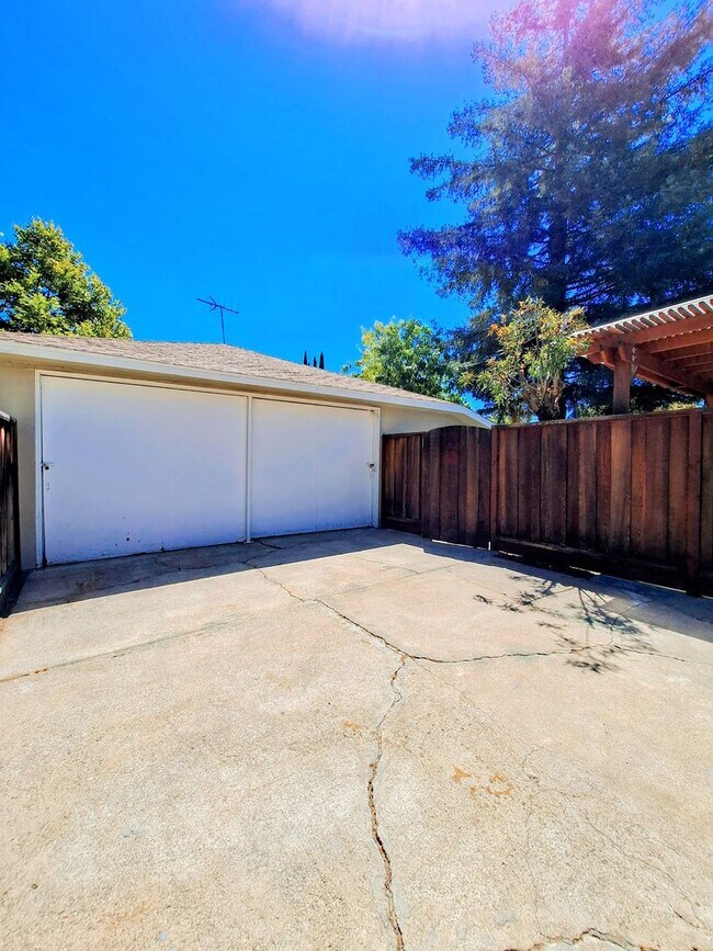 Building Photo - Country Style 3bd Home With Detached Garage