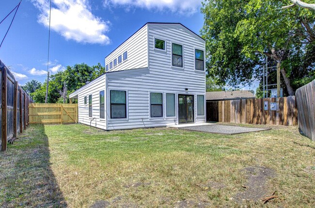 Building Photo - 2530 Steck Ave