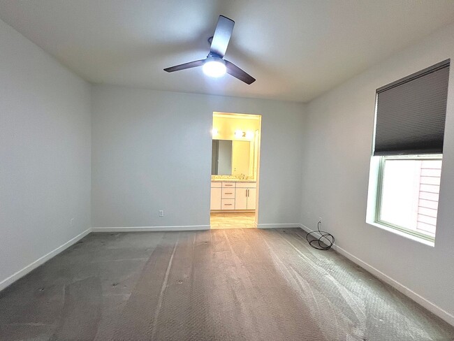 Building Photo - Beautiful 2 bedroom 2.5 bath three story c...