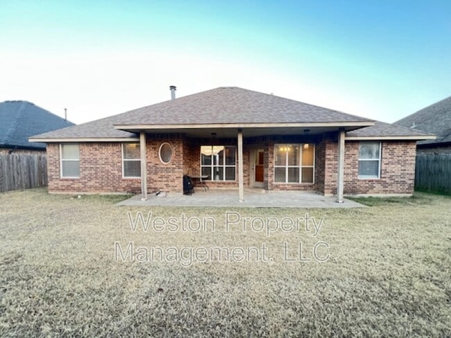 Building Photo - 701 N Ponderosa Way